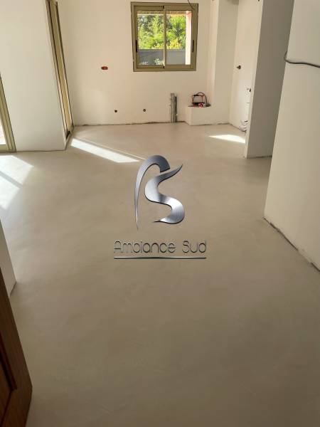 Rénover le sol d’un appartement ancien avec un revêtement en béton ciré taloché à Antibes à côté de Cannes