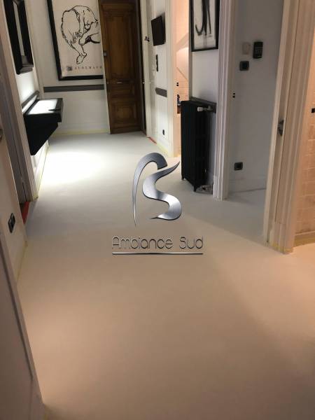 Rénovation d’un sol en béton ciré taloché blanc pour moderniser une maison à Nice dans le 06