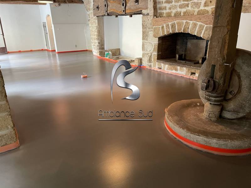 Pose d'un béton ciré sur le sol d'une maison à Monteux