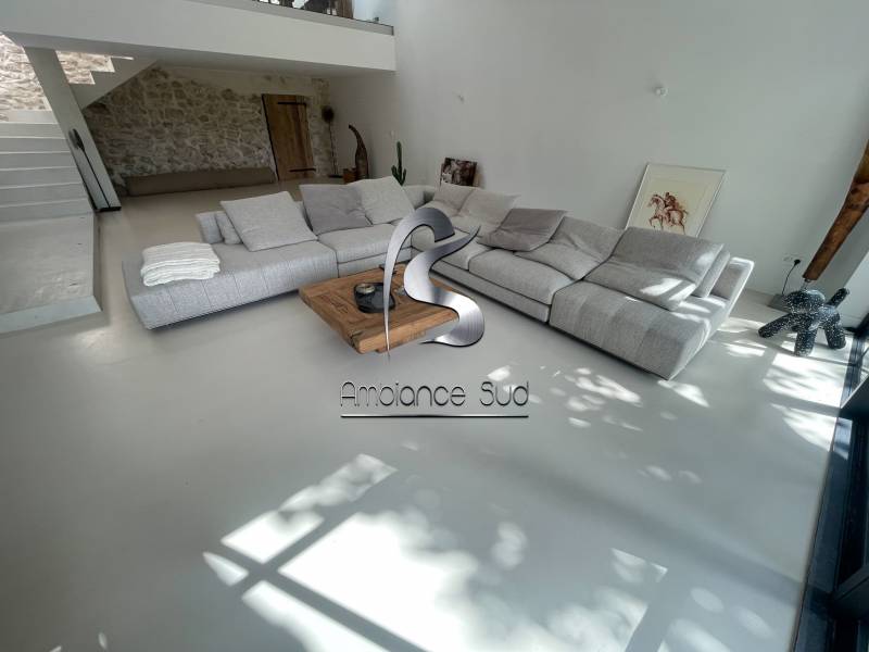 Réalisation d’un revêtement en béton ciré coulé sur le sol intérieur d’une maison à Aix en Provence dans le 13