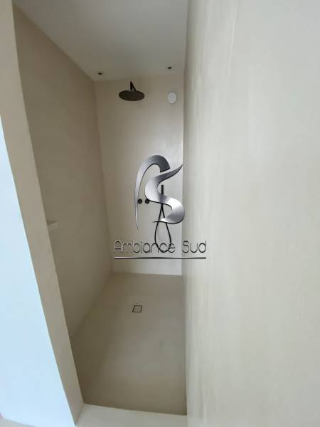 Recouvrir le carrelage d’une douche avec du béton ciré beige à Sanary sur Mer dans le Var