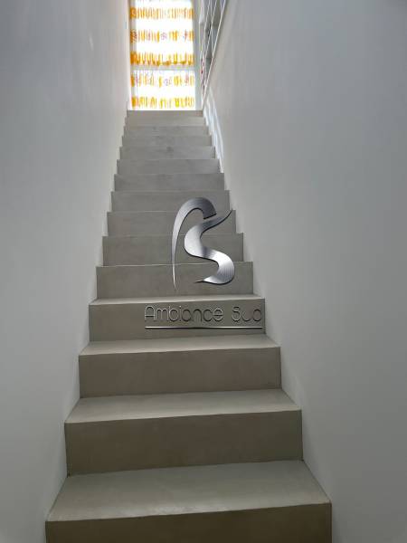 Habillage d’un escalier en béton ciré beige gris à Marseille 13