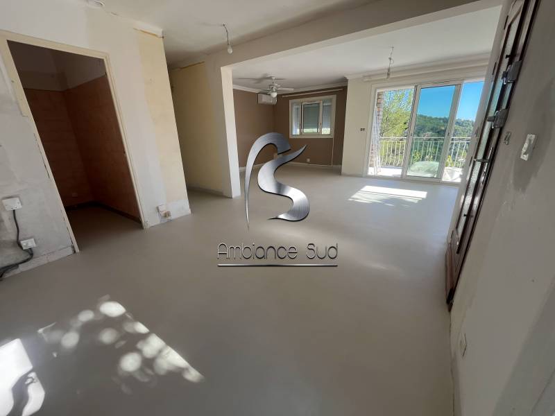 Réalisation d’un sol d’une maison en résine minérale effet béton ciré coulé à Toulon près de Sanary-sur-Mer dans le 83