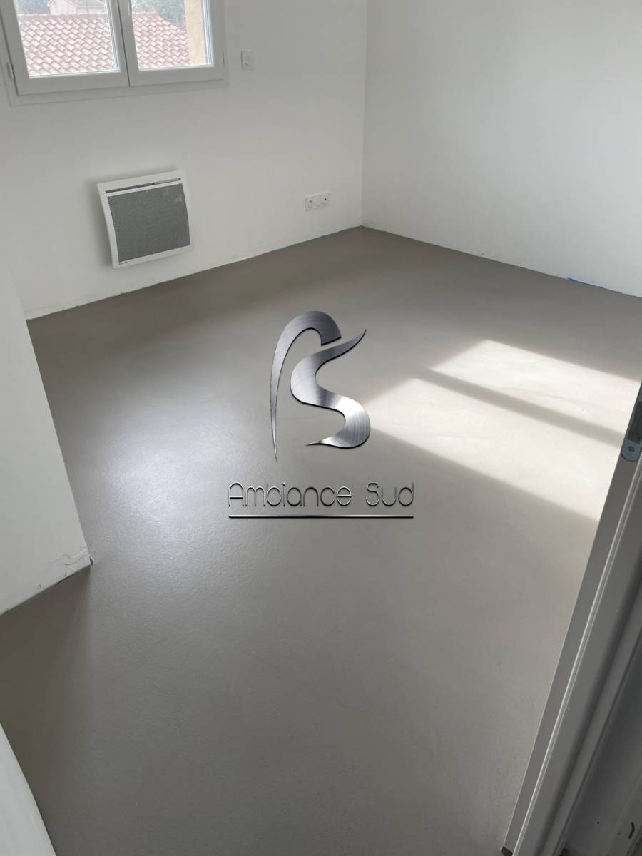 Un sol en béton ciré avec chape mince fibrée pour une maison contemporaine à moindre coût en Avignon