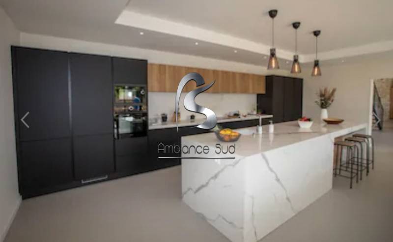 Rénovation du sol d'un mas en béton ciré avec chape mince fibrée et teintée à l’Isle sur la Sorgue dans le Vaucluse