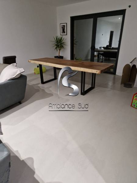 Pose d’un béton ciré avec chape mince fibrée au sol d’une maison neuve à Carry le Rouet 13