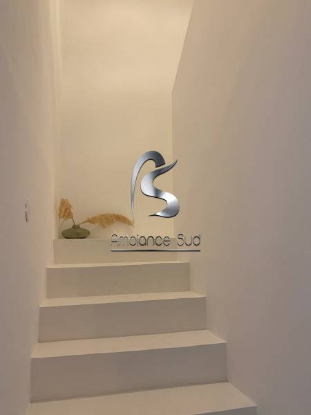 Recouvrir et habiller un escalier intérieur en béton brut avec du béton ciré taloché à Sanary près de Toulon 83