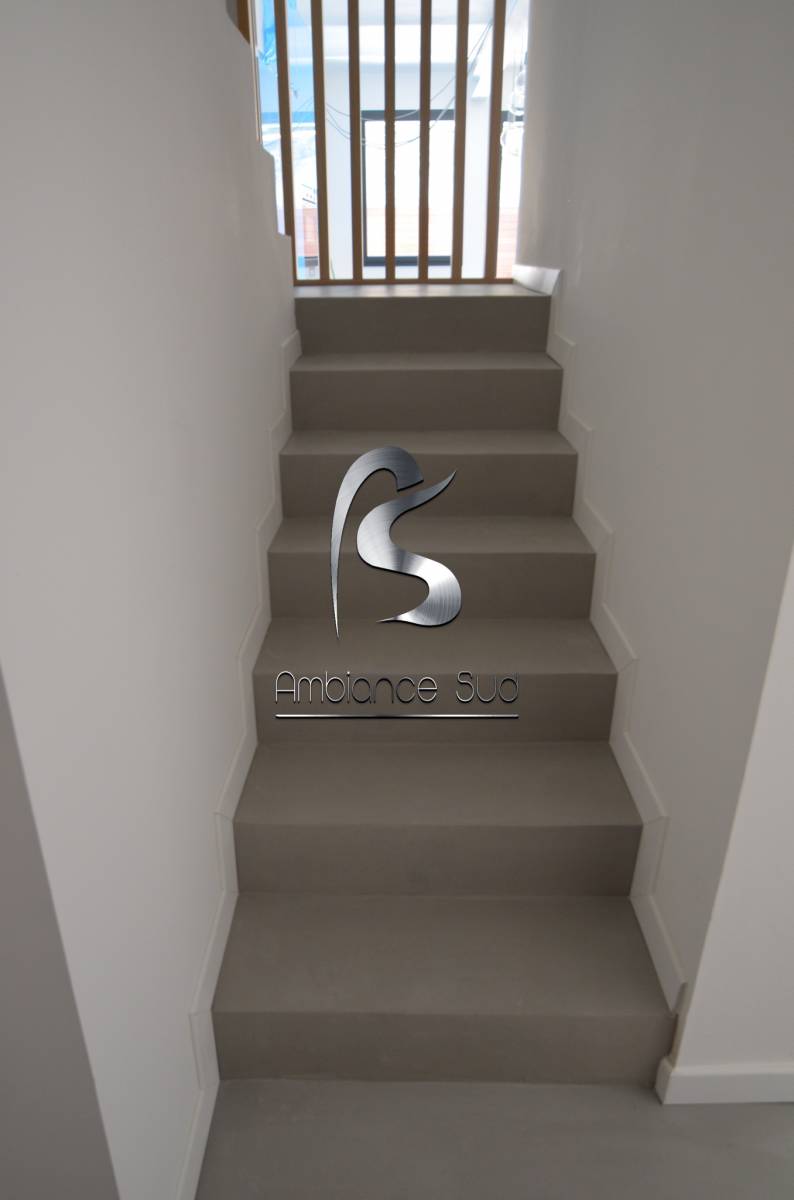 Habillage des marches d’un escalier en béton ciré taloché à Vauvenargues près d’Aix en Provence