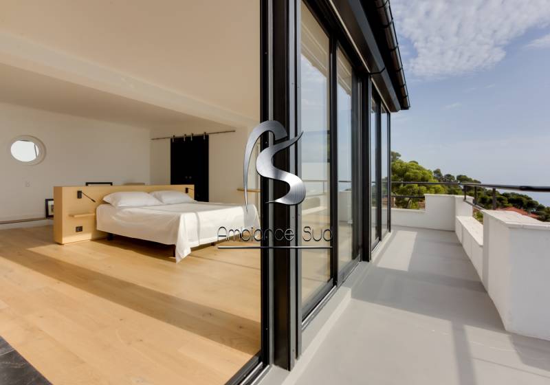 Rénovation du sol d’une terrasse en béton ciré taloché dans une maison à Antibes dans le 06