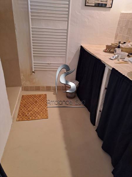 Avant après d’une rénovation de salle de bain en béton ciré taloché couleur lin à Bandol dans le Var