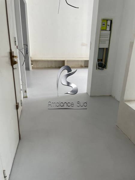 Rénovation en béton ciré taloché du sol d’un appartement situé à Roquefort la Bédoule à côté de Marseille 13