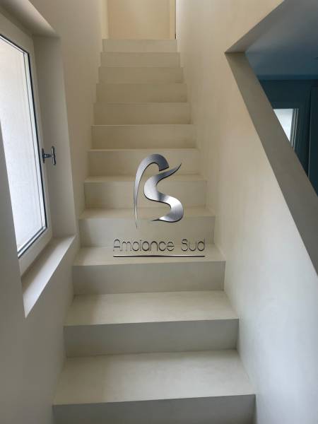 Rénovation d’un escalier en béton ciré taloché dans une maison à Issambres à côté de Fréjus 83